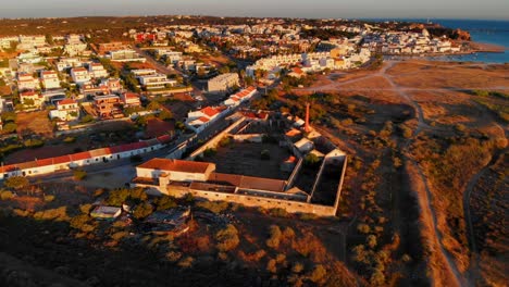 Puesta-De-Sol-Aérea-Paisaje-Urbano-De-La-Ciudad-De-Ferragudo,-Algarve