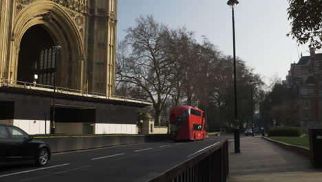 Radfahrer,-Londoner-Bus-Und-Verkehr,-Der-Am-Victoria-Tower-Auf-Der-Abingdon-Street-In-Westminster-Vorbeigeht