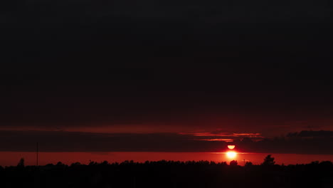 Schöner-Lebendiger-Sommersonnenuntergang-In-Estland