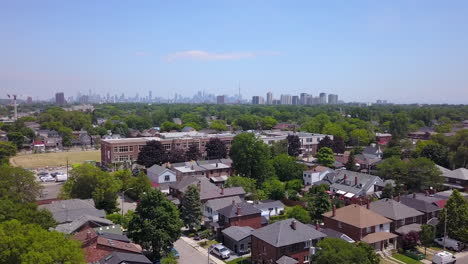 Vuelo-Aéreo-Sobre-Un-Barrio-Residencial-En-Toronto