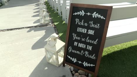 Beautiful-outdoor-wedding-dÃ©cor-with-a-seating-sign-at-Le-BelvÃ©dÃ¨re-events-center-in-Wakefield,-Quebec