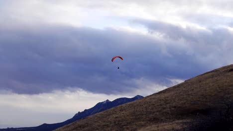 Gleitschirm-Fliegt-über-Felsbrocken,-Colorado