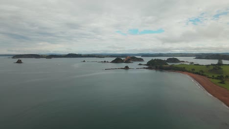 Luftaufnahme-Der-Bucht-Von-Rangihoua-Mit-Bewölkung-Auf-Der-Halbinsel-Purerua-In-Der-Bay-Of-Islands,-Northland,-Neuseeland