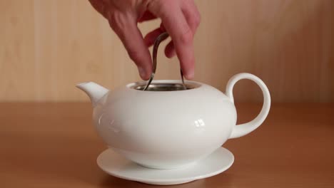 Teekanne-Aus-Porzellan,-Gefüllt-Mit-Kochendem-Wasser,-Bereit-Zum-Servieren-Von-Frischem-Tee
