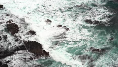 Beruhigende,-Friedliche-Aufnahmen-Von-Wunderschönen-Blauen-Ozeanwellen,-Die-An-Der-Felsigen-Küste-Von-Loch-Ard-Gorge-An-Der-Küste-Der-12-Apostel-Und-Im-Hinterland-Von-Port-Campbell-Aufschlagen