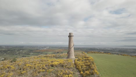 La-Ruina-De-La-Chimenea-De-Combustión--Remanente-Distintivo-De-Minas-De-Plomo-Ballycorus-En-Carrickgollogan-Hill-En-Irlanda