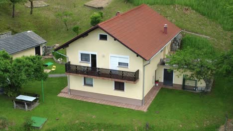 Einfamilienhaus-Mit-Gelber-Fassade-Inmitten-Grüner-Natur