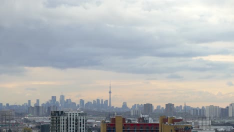 Stadtbildzeitraffer-Mit-Bewölktem-Himmel-Und-Hochhäusern-In-Toronto