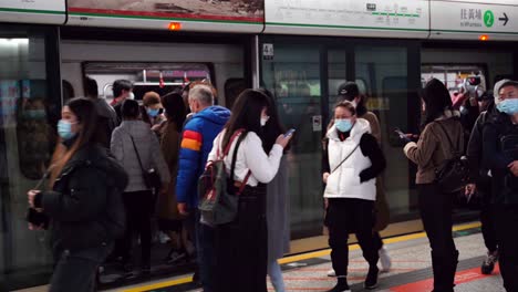 Passagiere-In-Maske,-Die-Am-Mtr-bahnhof-In-Hongkong-In-Den-Zug-Ein--Und-Aussteigen