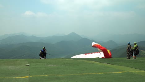 Paraglider-failed-to-catch-the-wind-and-couldn't-take-off