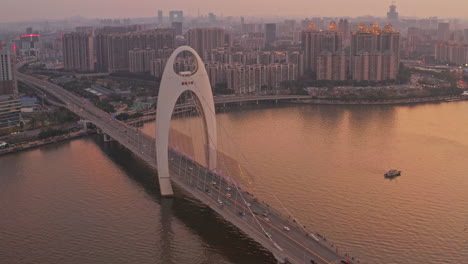 Liegebrücke-Mit-Wenig-Verkehr-Während-Des-Chinesischen-Neujahres-Bei-Wunderschönem-Farbenfrohen-Sonnenuntergang