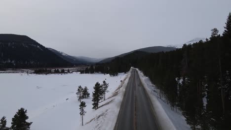 Einsame-Autobahn-Im-Winter-4k-Drohne