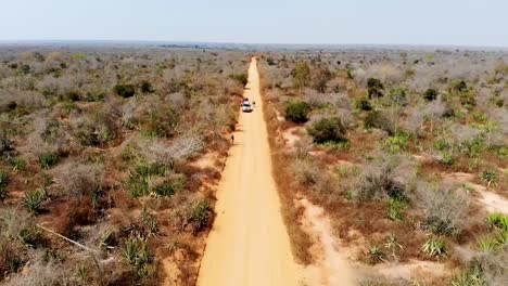Fahrzeuge-Auf-Einem-Feldweg-In-Madagaskar