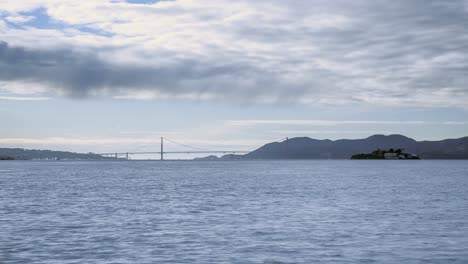 Zeitraffer:-Schöne-Aussicht-Auf-Die-Insel-Alcatraz-Und-Die-Golden-Gate-Bridge