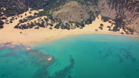 La-Playa-Nudista-Tropical-Y-Escénica-De-Agios-Ioannis-En-La-Isla-De-Gavdos