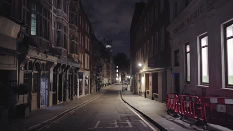 Londres--Essex-Street-Por-La-Noche-Desierta-Con-La-Torre-Southbank-En-La-Distancia