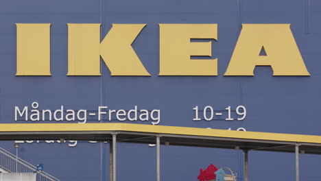 Die-Riesigen-Ikea-buchstaben-Füllen-Den-Rahmen