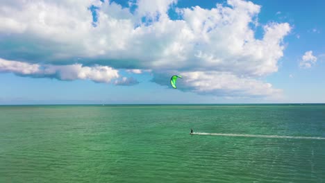 Ein-Wunderschöner-Action-Shot-Eines-Kitesurfers-In-Den-Florida-Keys
