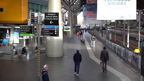 Filmmaterial-Von-Melbournes-Ikonischem-Southern-Cross-Station-Path-Mit-Wegweiserbeschilderung-Und-Passanten,-Die-Sich-Wundern