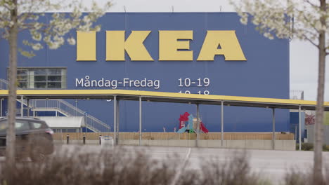 Ein-Auto-Verlässt-Einen-Leeren-Ikea-parkplatz-In-Borlänge,-Schweden