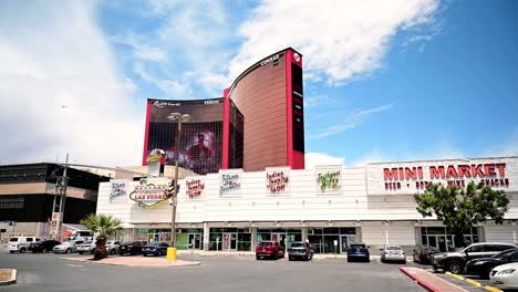 Tourist-shops-in-front-of-Resorts-World-on-the-Las-Vegas-Strip