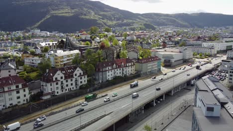 Concurrida-Autopista-Noruega-E39-En-La-Intersección-Danmarksplass-En-La-Ciudad-De-Bergen