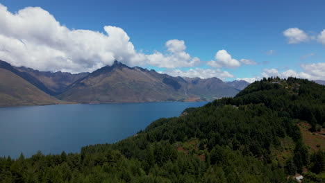 Atemberaubende-Luftaufnahme-Der-Berge-Und-Wälder-Rund-Um-Den-Hawea-see-In-Neuseeland