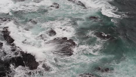 Beruhigende-Aufnahmen-Von-Wunderschönen-Blauen-Ozeanwellen,-Die-Das-Felsige-Ufer-An-Der-Küste-Von-Loch-Ard-Gorge-12-Apostles-Und-Dem-Hinterland-Von-Port-Campbell-Brechen