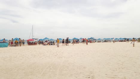 People-on-Isla-Mujeres-beach-in-Yucatan,-Mexico
