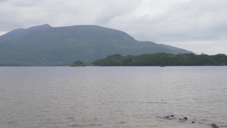 Lago-Profundo-De-Muckross-Junto-A-Calas-Escarpadas-Con-Vista-A-La-Montaña-En-El-Parque-Nacional-De-Killarney,-Condado-De-Kerry,-Irlanda
