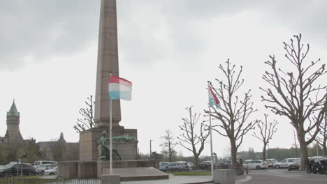 Inclinar-Hacia-Abajo-De-Gëlle-Fra,-Dama-Dorada,-Monumento-De-Guerra-En-La-Ciudad-De-Luxemburgo