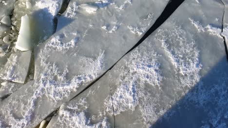 Eis-Bricht,-Während-Der-Eisbrecher-Auf-Lappland-Finnland-Antenne-Durch-Dickes-Eis-Fährt,-Das-Im-Wasser-Schwimmt