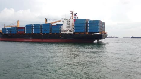 Großer-Container-Oder-Frachtschiff,-Das-Auf-Singapurischem-Wasser-Läuft