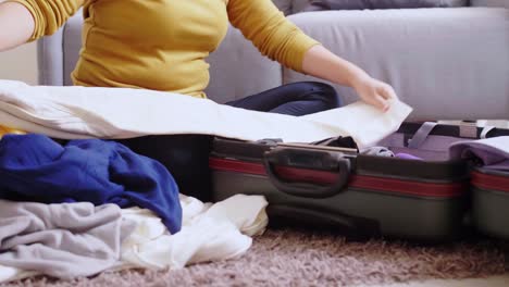 Vorbereitungskoffer-Für-Junge-Frauen,-Die-Sich-Auf-Einen-Roadtrip-Vorbereiten-Und-Gepäck-Für-Den-Urlaub-Vorbereiten