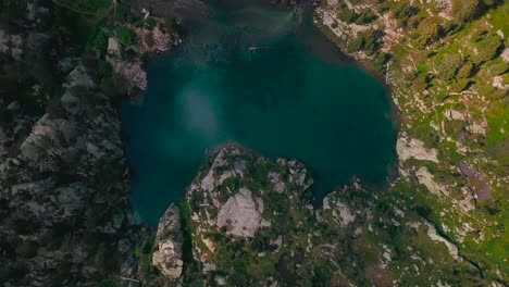 Vertikale-4k-Luftaufnahmen-Von-Zwei-Seen-In-Einer-Grünen-Natürlichen-Umgebung-In-Den-Spanischen-Pyrenäen