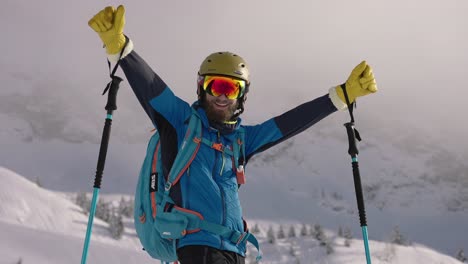 Erfolgreicher-Skifahrer-Hebt-Die-Arme-In-Leistung-Auf-Schneeberg