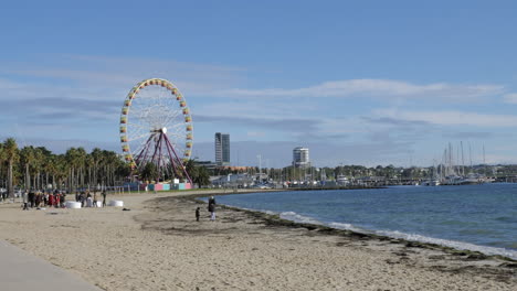 Geelong-Eastern-Beach-Waterfront-With-Giant-Ferris-Wheel,-SLOW-MOTION