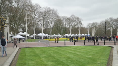 News-crews-reporting-on-the-death-of-Price-Philip-at-Buckingham-Palace