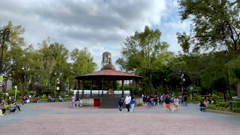 Timelapse-of-sunday-afternoon-in-Coyoacan-main-plaza,-mexico-city