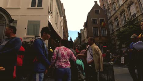 Crowd-of-people-visiting-Manneken-Pis,-landmark-bronze-fountain-sculpture-in-central-Brussels
