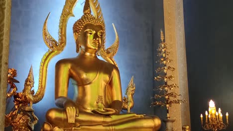 Elegante-Buda-Dorado-Ubicado-Dentro-De-La-Iglesia-Wat-Benchamabophit