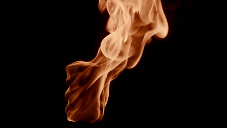 Brennende-Feuerflamme-Mit-Isoliertem-Schwarzem-Hintergrund---Nahaufnahme