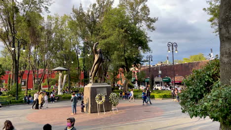 Zeitraffer-Der-Statue-Von-Miguel-Hidalgo-In-Der-Innenstadt-Von-Coyoacan