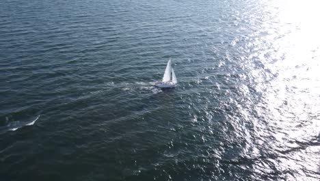 Segelboot-Segeln-Im-Meerwasser-An-Der-Küste-In-Massachusetts