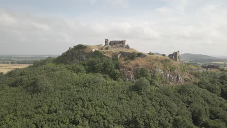Campos-De-Campo-En-La-Roca-Histórica-De-Las-Ruinas-De-Dunamase-En-Dunamase,-Irlanda