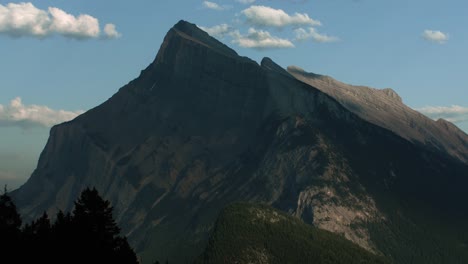 Banff-Mount-Rundle-Am-Abend