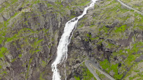 Vista-Superior-De-La-Famosa-Cascada-Stigfossen-En-Trollstigen-En-El-Condado-De-More-Og-Romsdal,-Noruega