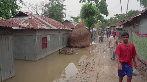 Überschwemmungen-Im-Norden-Von-Bangladesch-Haben-Die-Dorfhäuser-überschwemmt