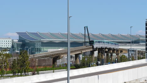 Tren-Monorraíl-Futurista-En-Tokio,-Japón-Saliendo-De-La-Terminal-Del-Aeropuerto-De-Haneda