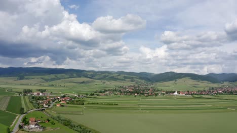 Luftaufnahme-Von-Grünen-Feldern-In-Der-Nähe-Von-Häusern-Zwischen-Sansimion-Und-Der-Gemeinde-Sanmartin-In-Rumänien